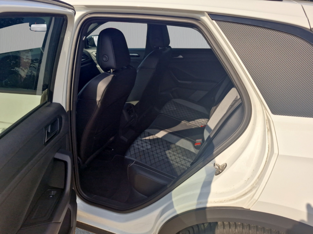 Fahrzeugabbildung Volkswagen T-Roc R-Line 1.5 TSI DSG IQ.Light BlackStyle Sportpaket Navi LED Blendfreies Fernl.