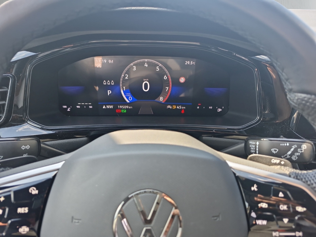 Fahrzeugabbildung Volkswagen T-Roc R-Line 1.5 TSI DSG IQ.Light BlackStyle Sportpaket Navi LED Blendfreies Fernl.
