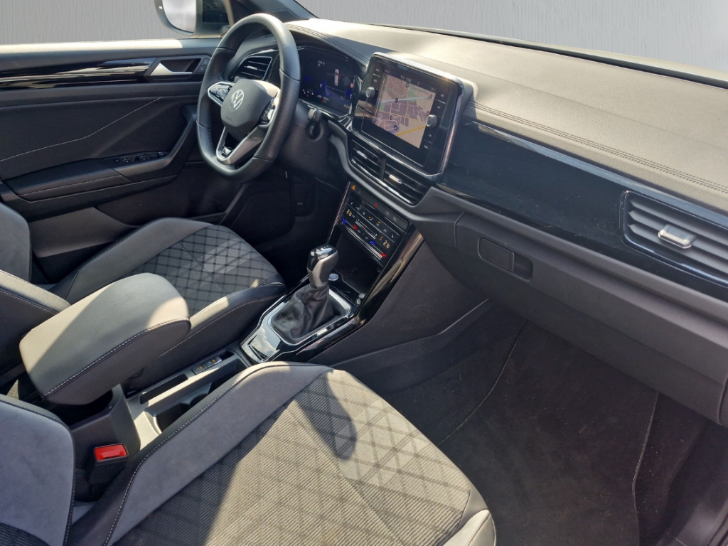 Fahrzeugabbildung Volkswagen T-Roc R-Line 1.5 TSI DSG IQ.Light BlackStyle Sportpaket Navi LED Blendfreies Fernl.