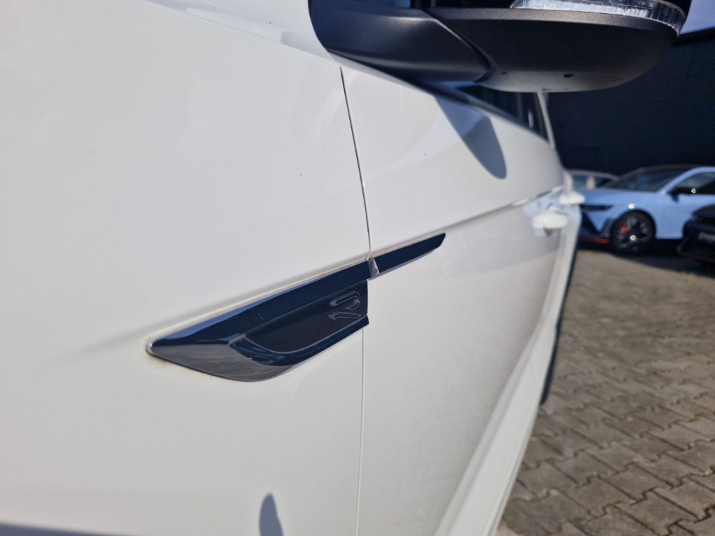 Fahrzeugabbildung Volkswagen T-Roc R-Line 1.5 TSI DSG IQ.Light BlackStyle Sportpaket Navi LED Blendfreies Fernl.
