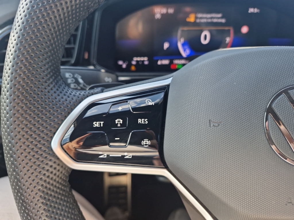 Fahrzeugabbildung Volkswagen T-Roc R-Line 1.5 TSI DSG IQ.Light BlackStyle Sportpaket Navi LED Blendfreies Fernl.
