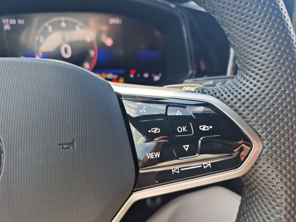 Fahrzeugabbildung Volkswagen T-Roc R-Line 1.5 TSI DSG IQ.Light BlackStyle Sportpaket Navi LED Blendfreies Fernl.