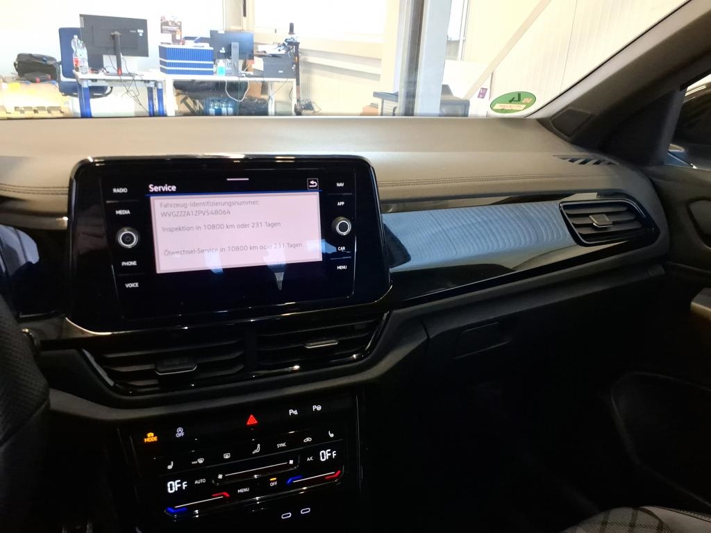 Fahrzeugabbildung Volkswagen T-Roc R-Line 1.5 TSI DSG IQ.Light AHK BlackStyle Sportpaket Navi LED Blendfreies Fernl.