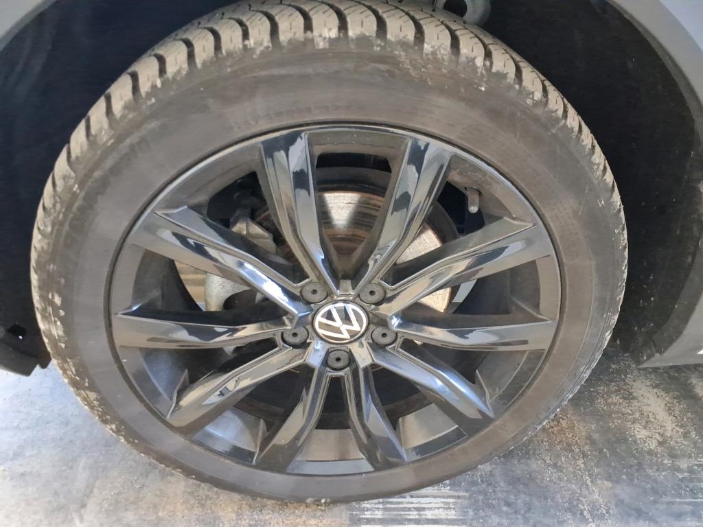 Fahrzeugabbildung Volkswagen T-Roc R-Line 1.5 TSI DSG IQ.Light AHK BlackStyle Sportpaket Navi LED Blendfreies Fernl.