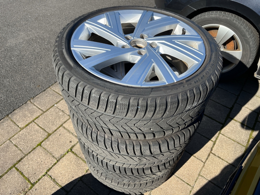 Fahrzeugabbildung Volkswagen Golf GTI 8 2.0 TSI DSG Pano Navi ACC SHZ PDCv+h