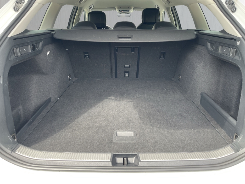 Fahrzeugabbildung Volkswagen Passat Variant 1.5 eTSI Business NAVI ACC LED SHZ GJR