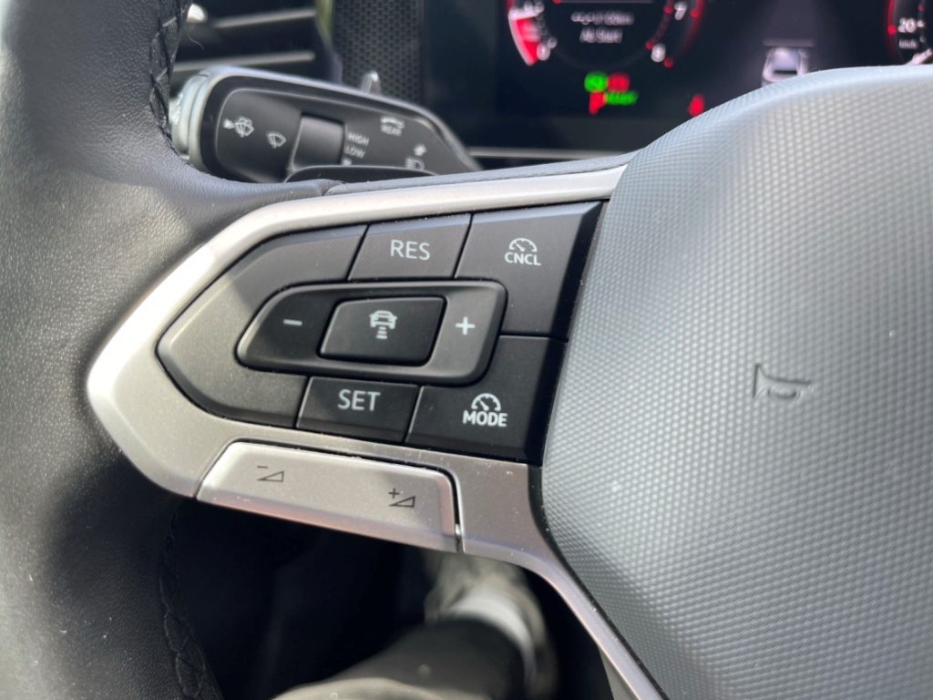 Fahrzeugabbildung Volkswagen Passat Variant 1.5 eTSI Business NAVI ACC LED SHZ GJR