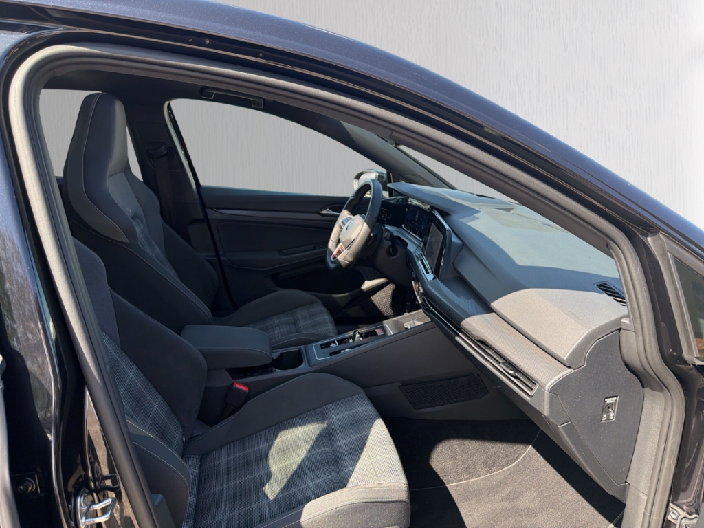 Fahrzeugabbildung Volkswagen Golf 2.0 TDI GTD DSG BlackStyle MatrLED Pano DCC HuD A