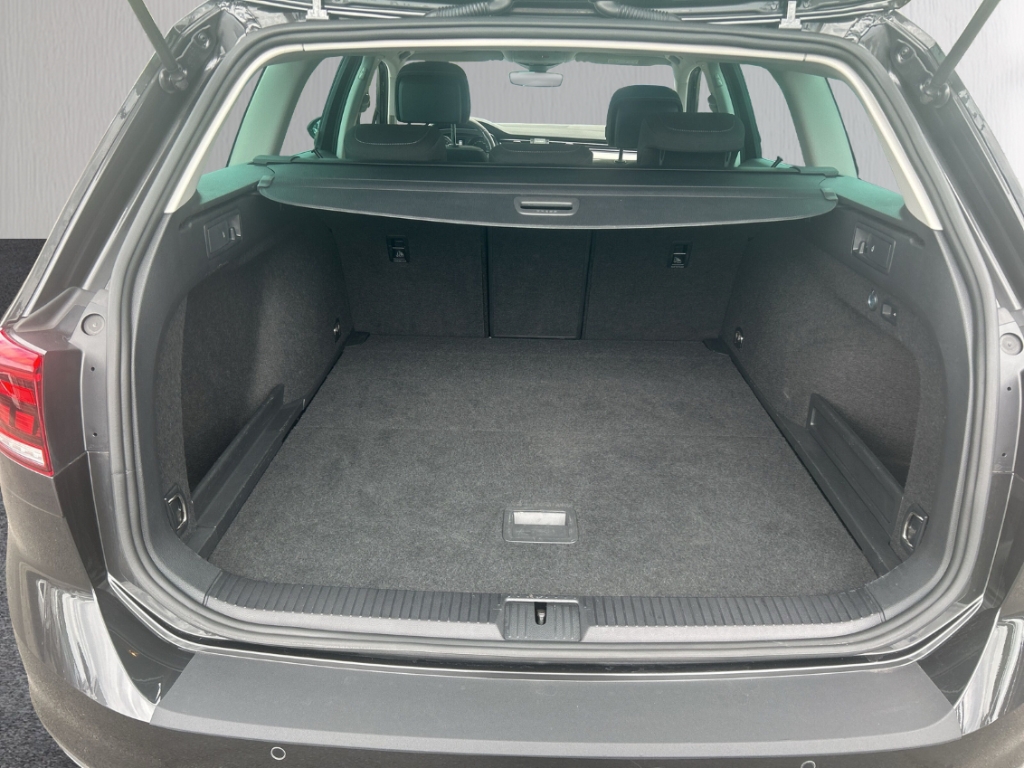 Fahrzeugabbildung Volkswagen Passat Variant R-Line AHK ACC NAV KLIM MASSAGE