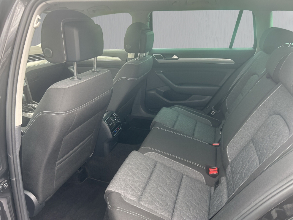Fahrzeugabbildung Volkswagen Passat Variant R-Line AHK ACC NAV KLIM MASSAGE