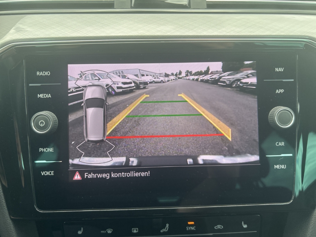 Fahrzeugabbildung Volkswagen Passat Variant R-Line AHK ACC NAV KLIM MASSAGE