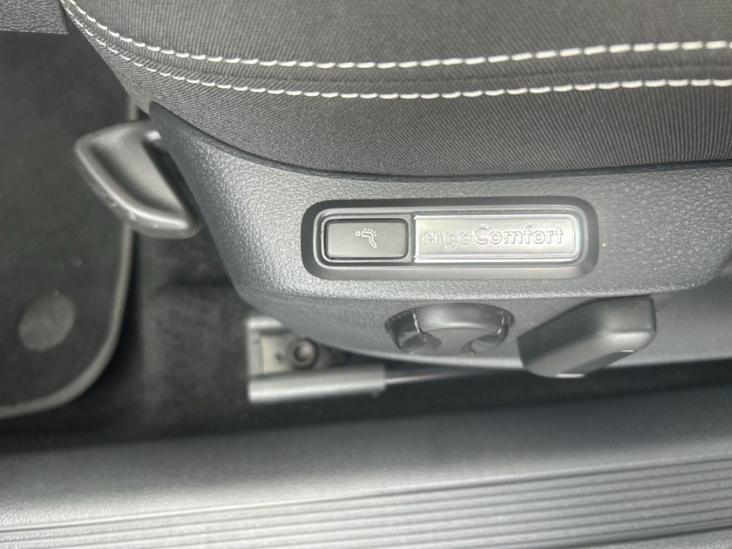 Fahrzeugabbildung Volkswagen Passat Variant R-Line AHK ACC NAV KLIM MASSAGE
