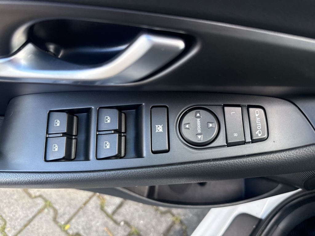 Fahrzeugabbildung Hyundai i30 1.5 T-GDI DCT Trend LED Navi R-Kam SHZ LHZ GRA CarPlay