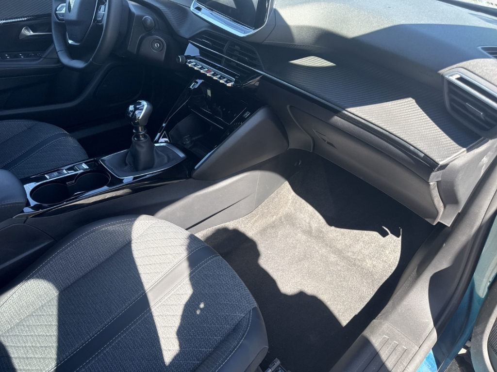 Fahrzeugabbildung Peugeot 2008 Allure LED PDC Kamera Alu 17