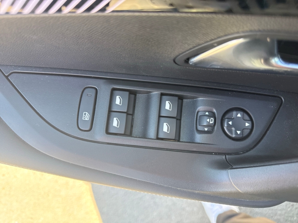 Fahrzeugabbildung Peugeot 2008 Allure LED PDC Kamera Alu 17