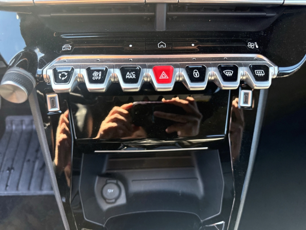 Fahrzeugabbildung Peugeot 2008 Allure LED PDC Kamera Alu 17