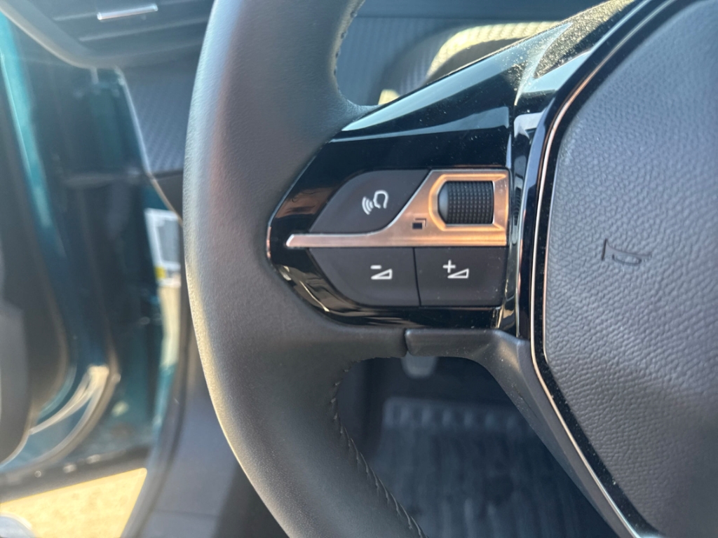 Fahrzeugabbildung Peugeot 2008 Allure LED PDC Kamera Alu 17