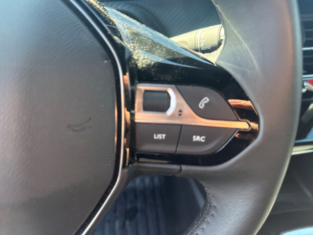 Fahrzeugabbildung Peugeot 2008 Allure LED PDC Kamera Alu 17
