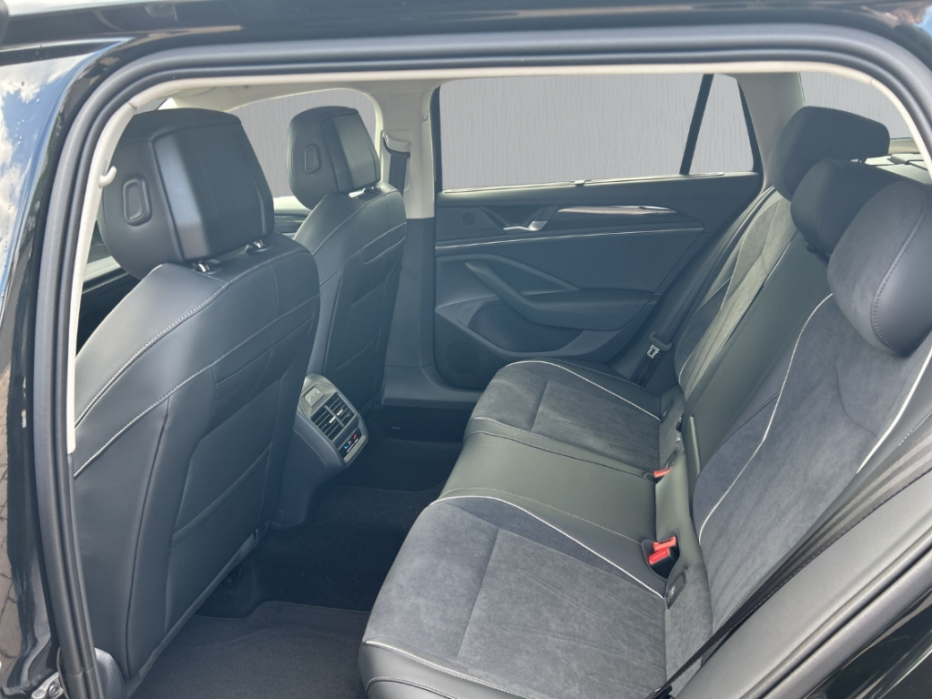 Fahrzeugabbildung Volkswagen Passat Variant 1.5 eHybrid DSG Business AHK NAVI