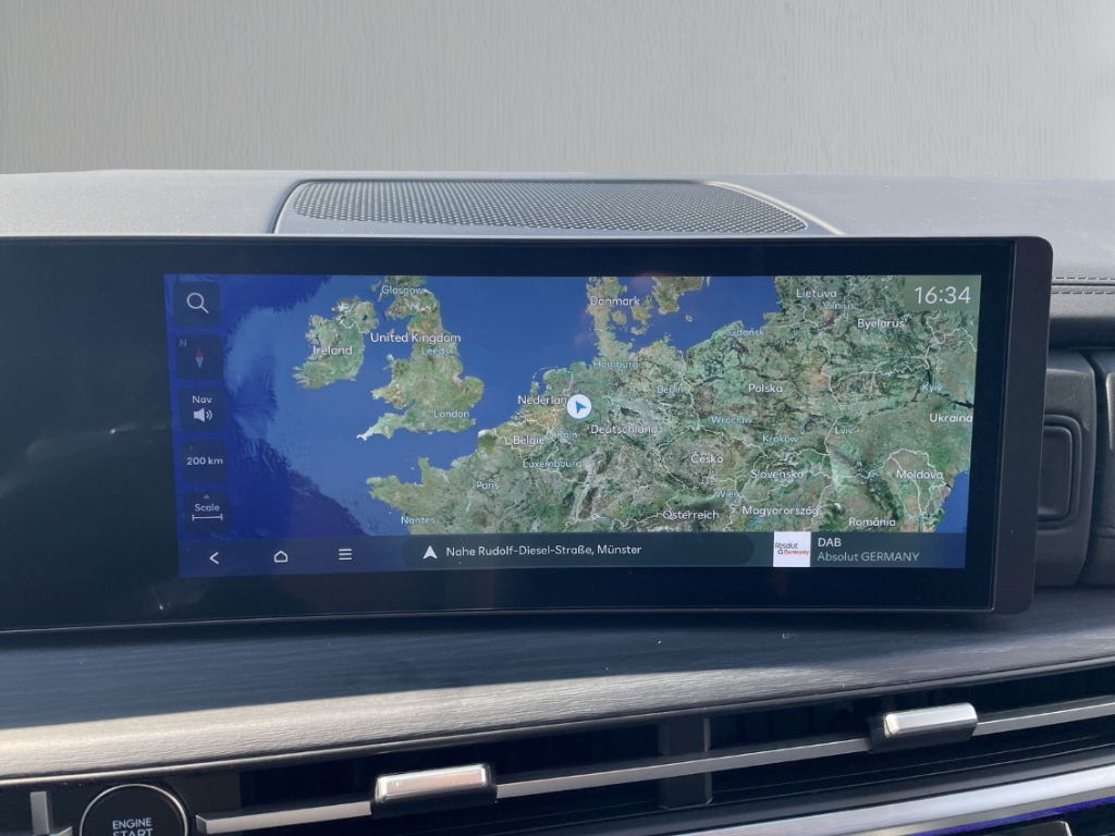 Fahrzeugabbildung Hyundai SANTA FE HEV MY25 1.6 AT 4WD Signature Komf Tech 5-Sitz Navi Leder Digitales Cockpit