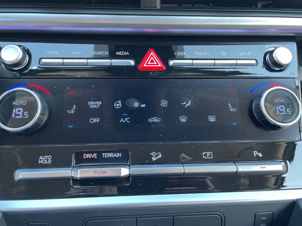 Fahrzeugabbildung Hyundai SANTA FE HEV MY25 1.6 AT 4WD Signature Komf Tech 5-Sitz Navi Leder Digitales Cockpit