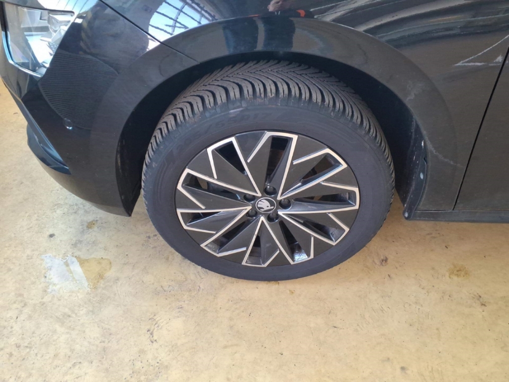 Fahrzeugabbildung SKODA Kamiq 1.5 TSI DSG Tour AHK LED SHZ MatrixBeam SunSet FrontAss