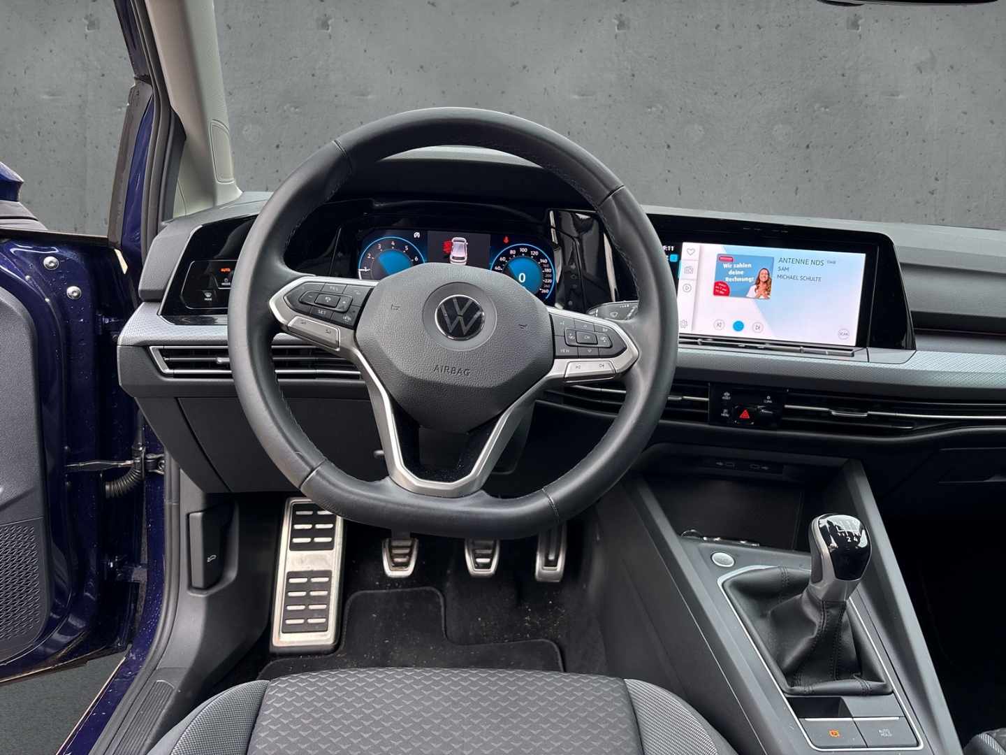 Fahrzeugabbildung Volkswagen Golf VIII Life 1.0 TSI LED SHZ ACC PDC Navi Alu