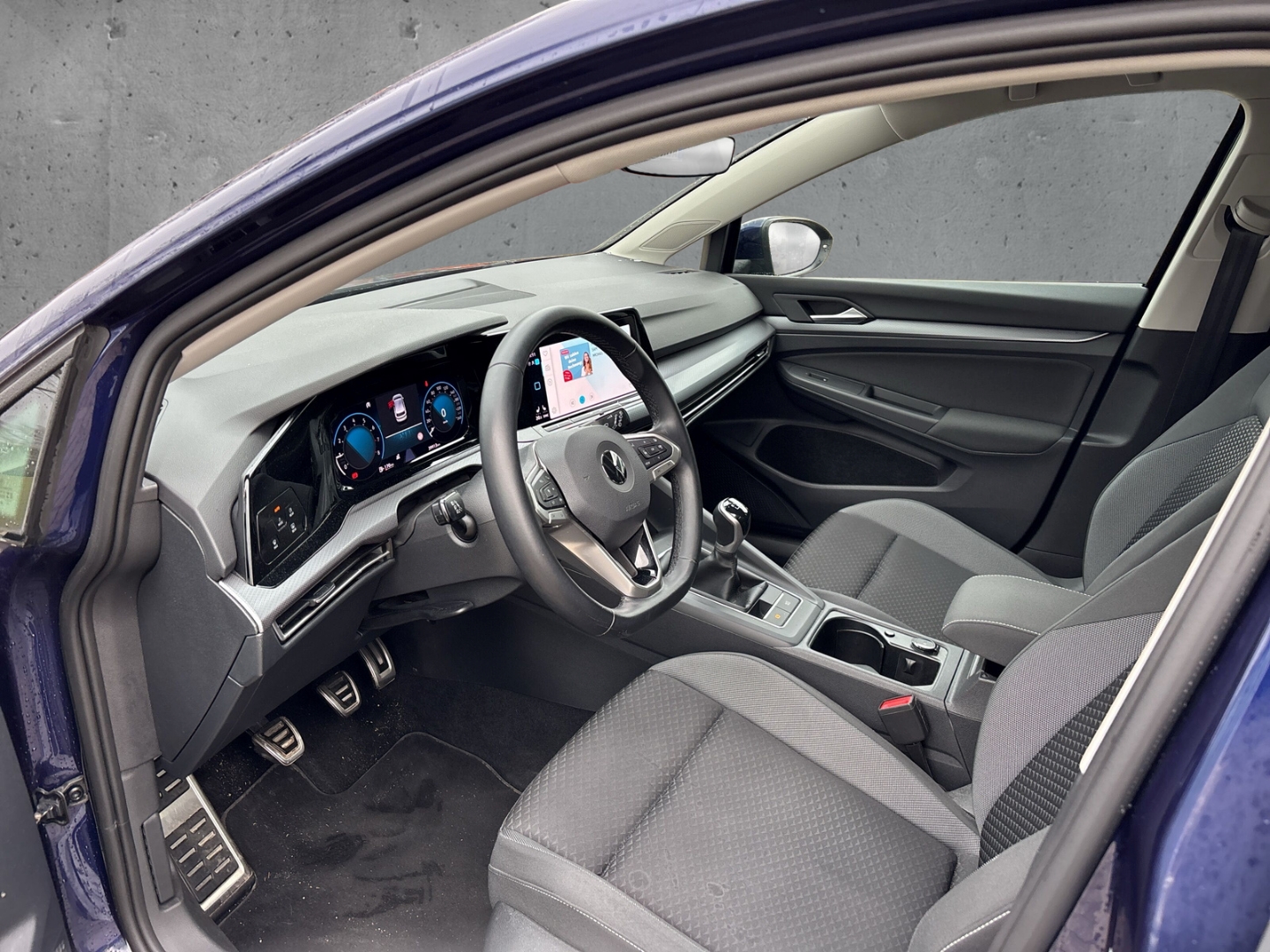 Fahrzeugabbildung Volkswagen Golf VIII Life 1.0 TSI LED SHZ ACC PDC Navi Alu