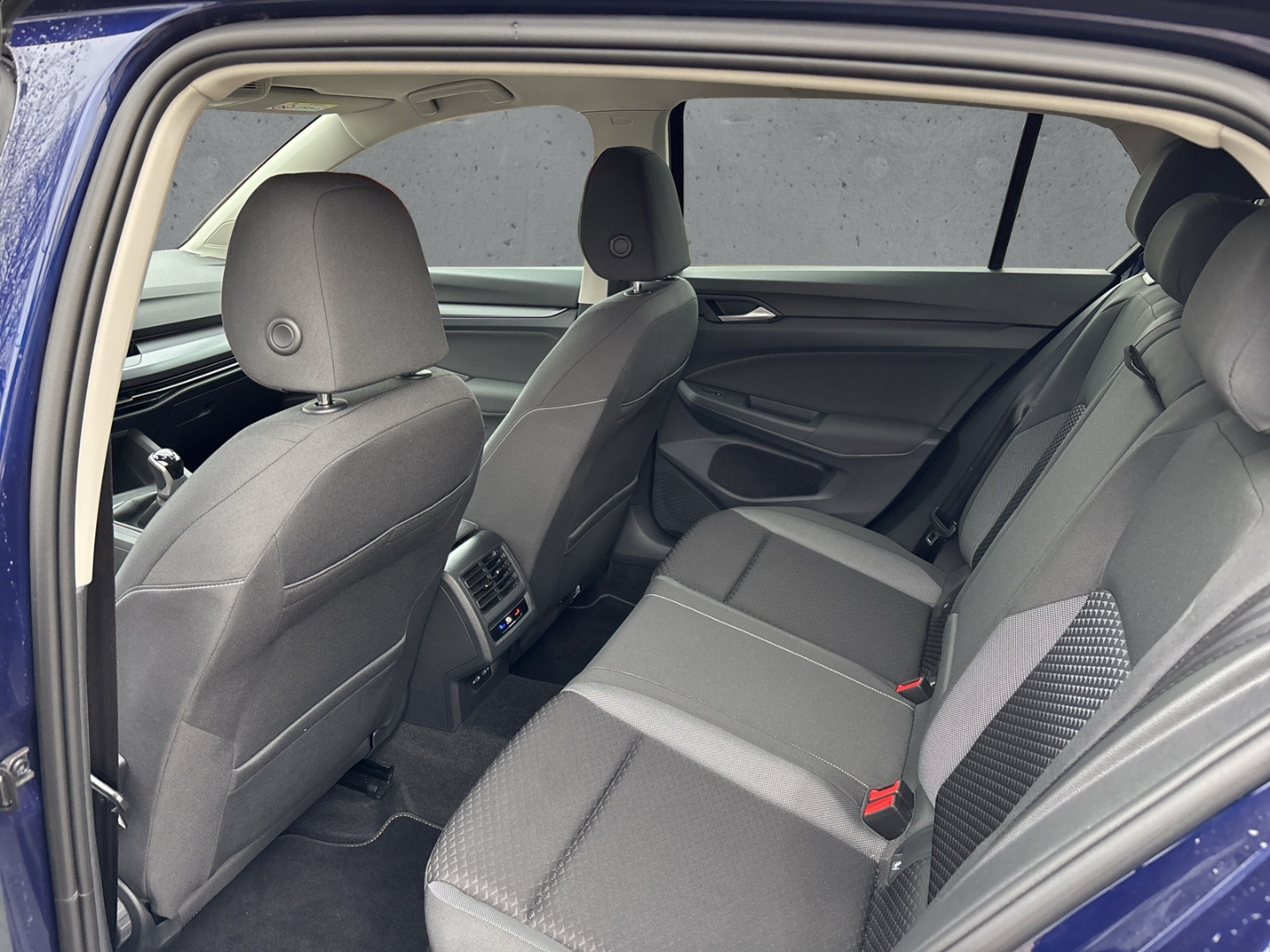 Fahrzeugabbildung Volkswagen Golf VIII Life 1.0 TSI LED SHZ ACC PDC Navi Alu