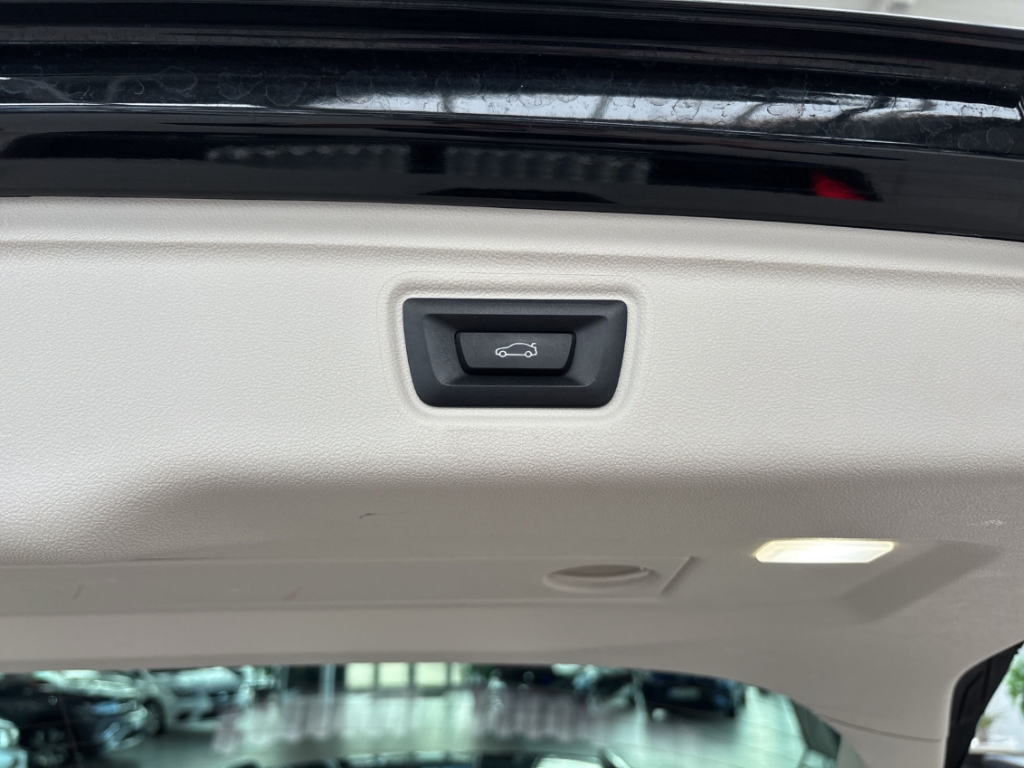 Fahrzeugabbildung BMW 318 i Touring SHZ LED NAVI DIGICOCKP RFK LM