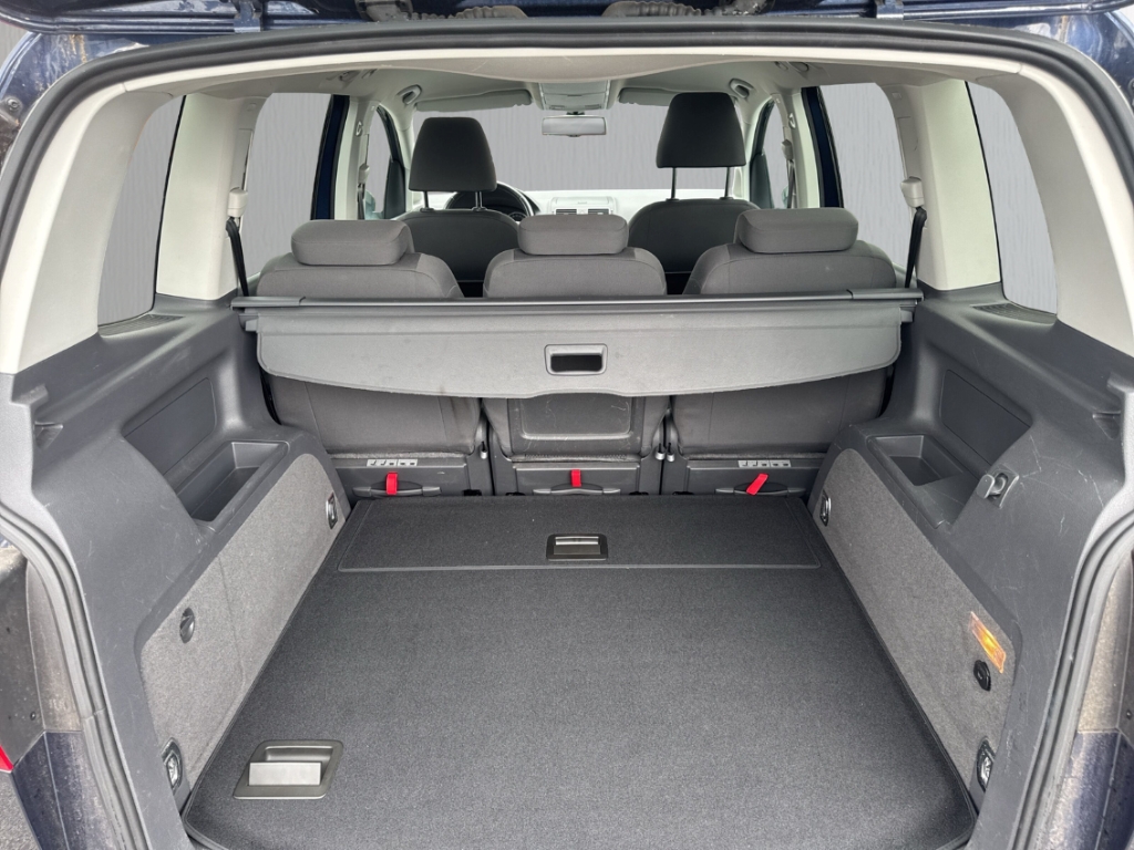 Fahrzeugabbildung Volkswagen Touran PDC SHZ Temp Klima Lichtsensor Servo Radio
