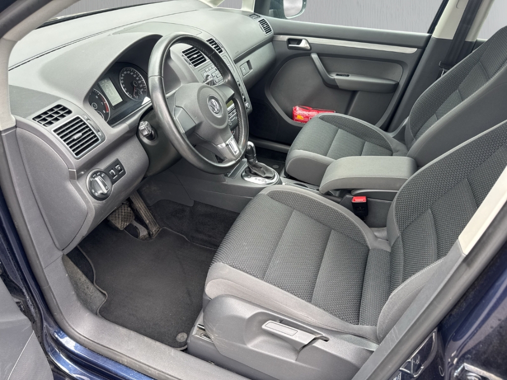 Fahrzeugabbildung Volkswagen Touran PDC SHZ Temp Klima Lichtsensor Servo Radio