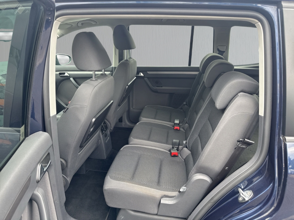 Fahrzeugabbildung Volkswagen Touran PDC SHZ Temp Klima Lichtsensor Servo Radio