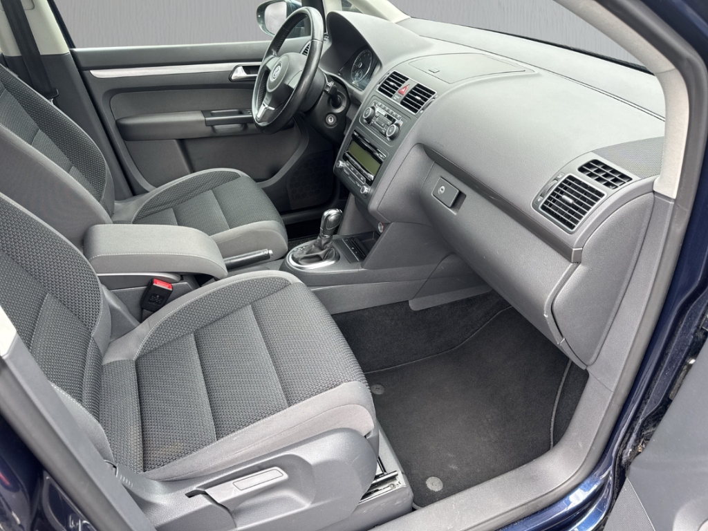 Fahrzeugabbildung Volkswagen Touran PDC SHZ Temp Klima Lichtsensor Servo Radio