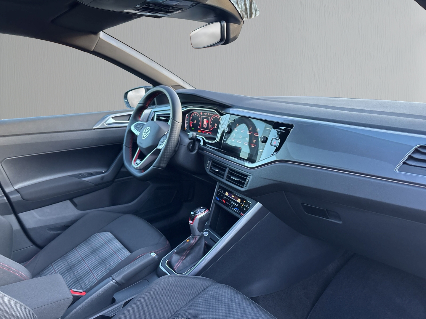 Fahrzeugabbildung Volkswagen Polo GTI 2.0 TSI IQ.LIGHT Pano RearView ACC SHZ