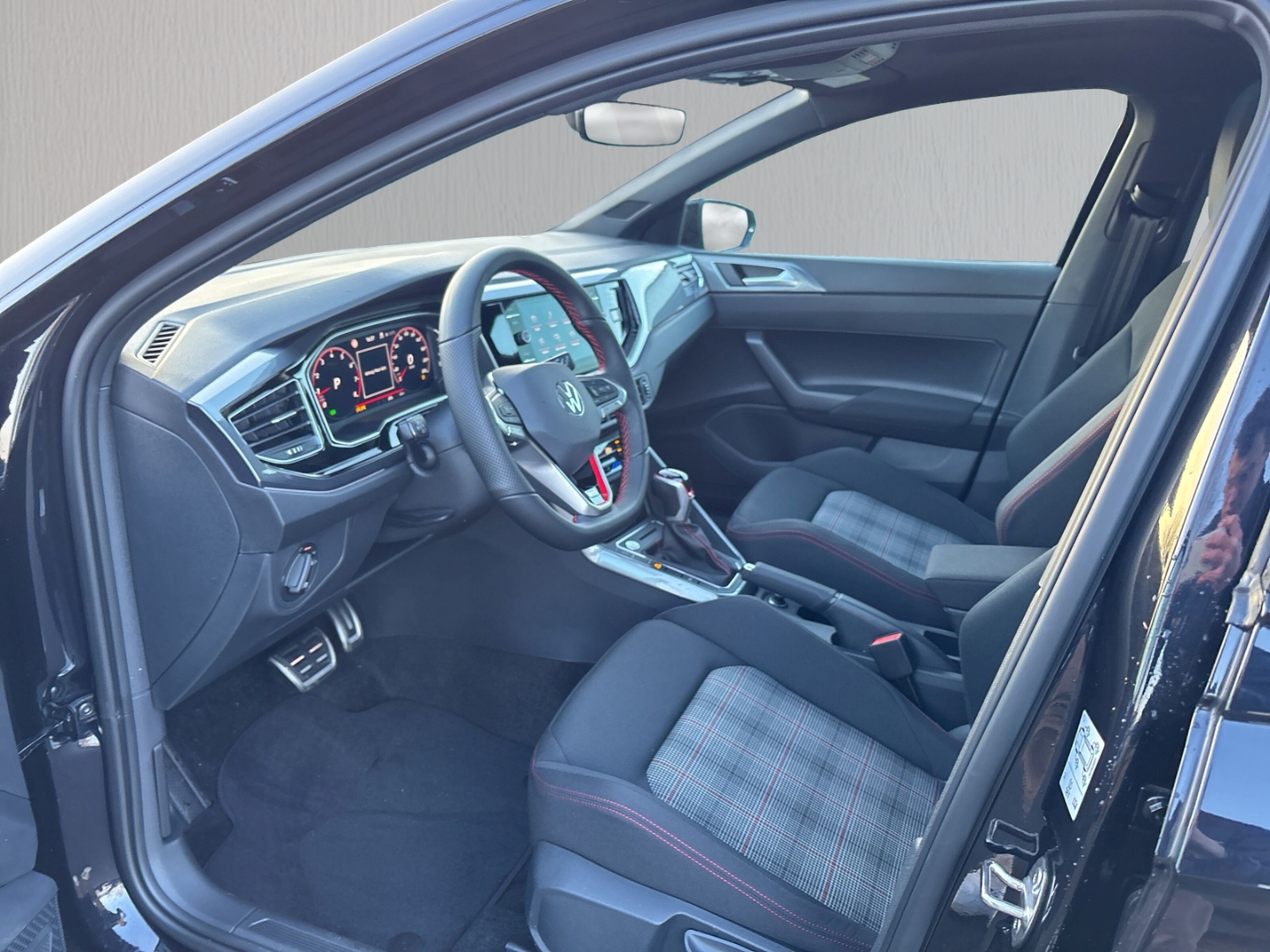 Fahrzeugabbildung Volkswagen Polo GTI 2.0 TSI IQ.LIGHT Pano RearView ACC SHZ