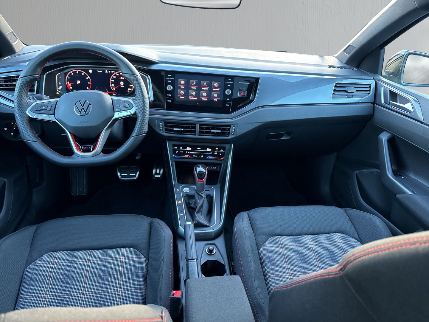 Fahrzeugabbildung Volkswagen Polo GTI 2.0 TSI IQ.LIGHT Pano RearView ACC SHZ