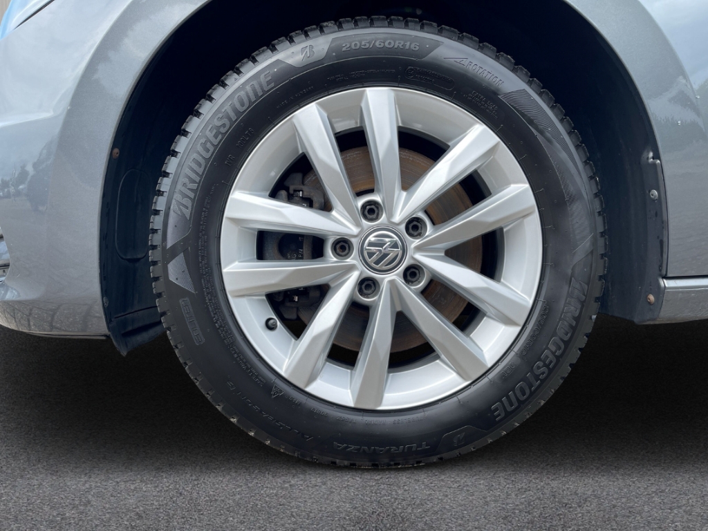 Fahrzeugabbildung Volkswagen Touran Comfortline 1.6 TDI Navi GJR ACC