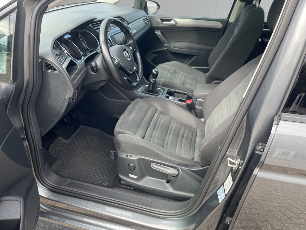 Fahrzeugabbildung Volkswagen Touran Comfortline 1.6 TDI Navi GJR ACC