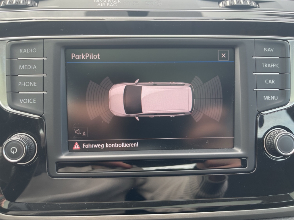 Fahrzeugabbildung Volkswagen Touran Comfortline 1.6 TDI Navi GJR ACC