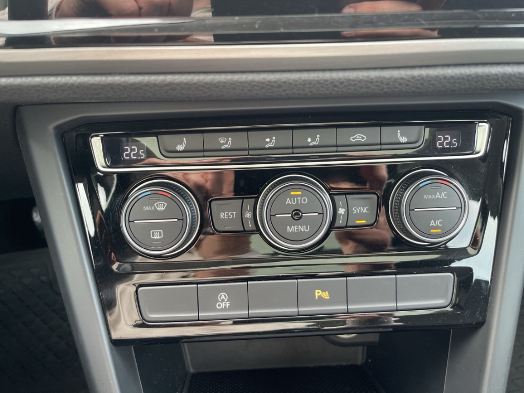 Fahrzeugabbildung Volkswagen Touran Comfortline 1.6 TDI Navi GJR ACC