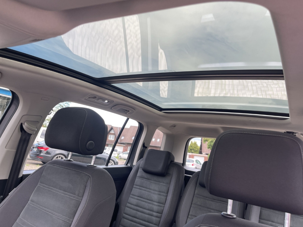 Fahrzeugabbildung Volkswagen Touran Comfortline 1.6 TDI Navi GJR ACC