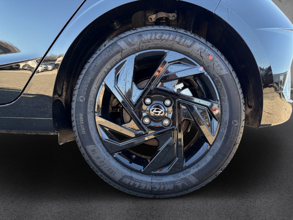 Fahrzeugabbildung Hyundai i20 FL MY26 1.0 T-GDI MT Blackline Navi Soundsystem Bose LED Apple CarPlay Android Auto