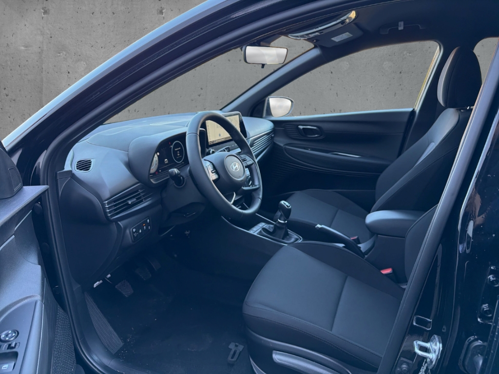 Fahrzeugabbildung Hyundai i20 FL MY26 1.0 T-GDI MT Blackline Navi Soundsystem Bose LED Apple CarPlay Android Auto