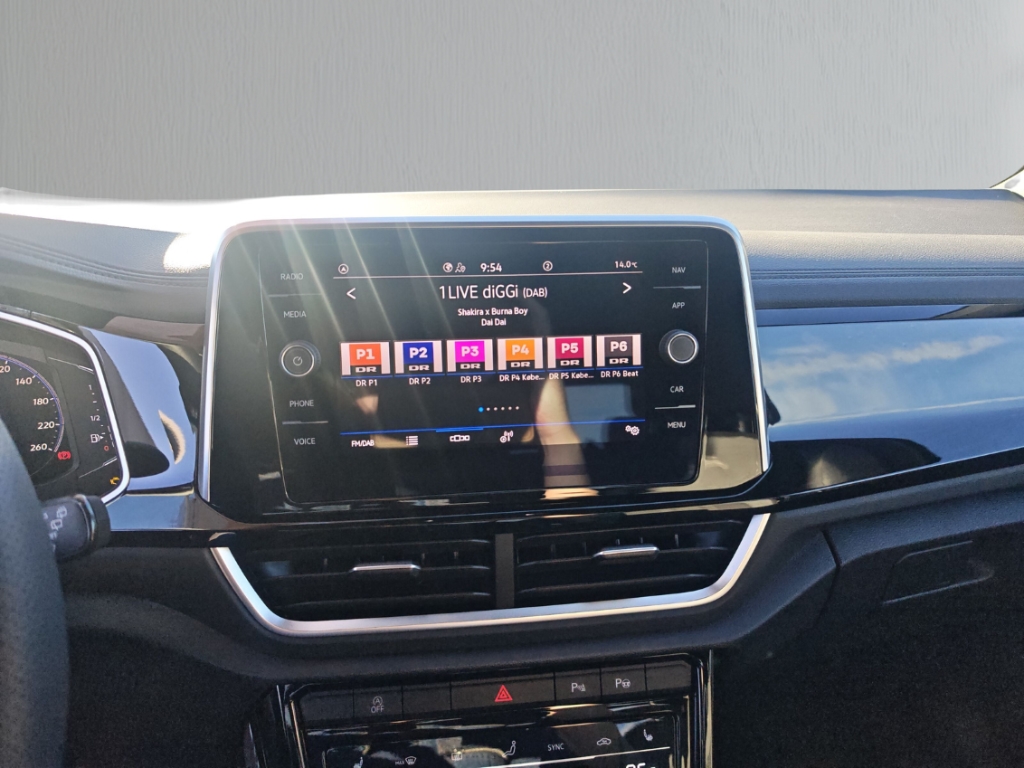 Fahrzeugabbildung Volkswagen T-Roc 1.5 TSI DSG R-Line IQ.Drive LED+ ACC SHZ