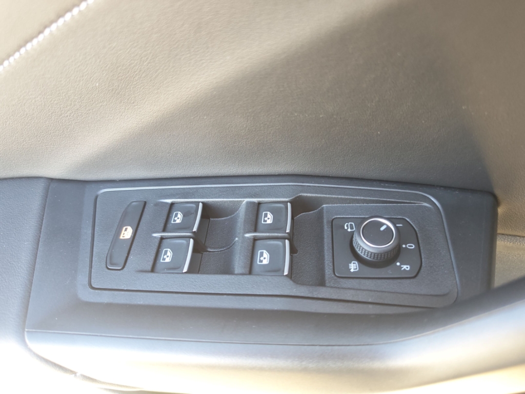 Fahrzeugabbildung Volkswagen T-Roc 1.5 TSI DSG R-Line IQ.Drive LED+ ACC SHZ