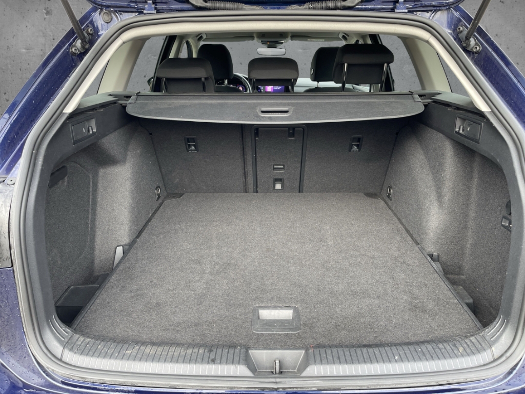 Fahrzeugabbildung Volkswagen Golf Variant TDI DSG Life AHK Navi ACC SHZ LHZ