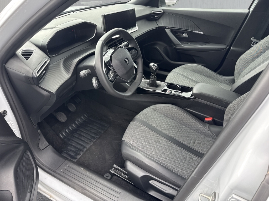 Fahrzeugabbildung Peugeot 2008 1.2 PureTech Allure LED Klimaauto PDC LM17