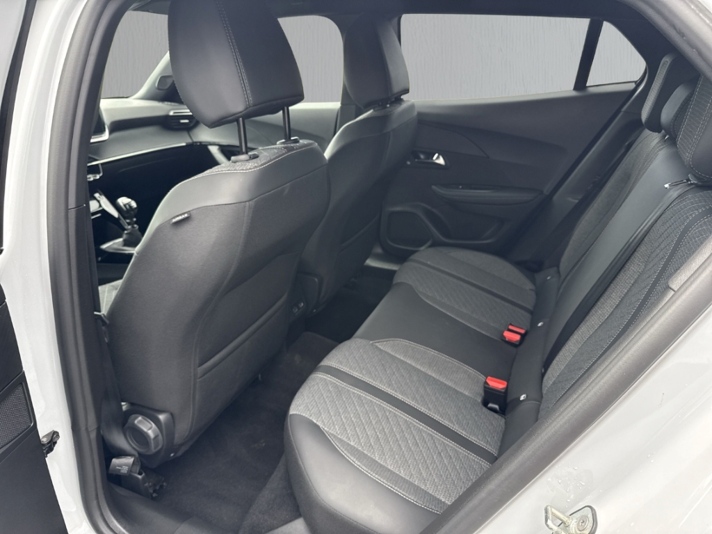 Fahrzeugabbildung Peugeot 2008 1.2 PureTech Allure LED Klimaauto PDC LM17