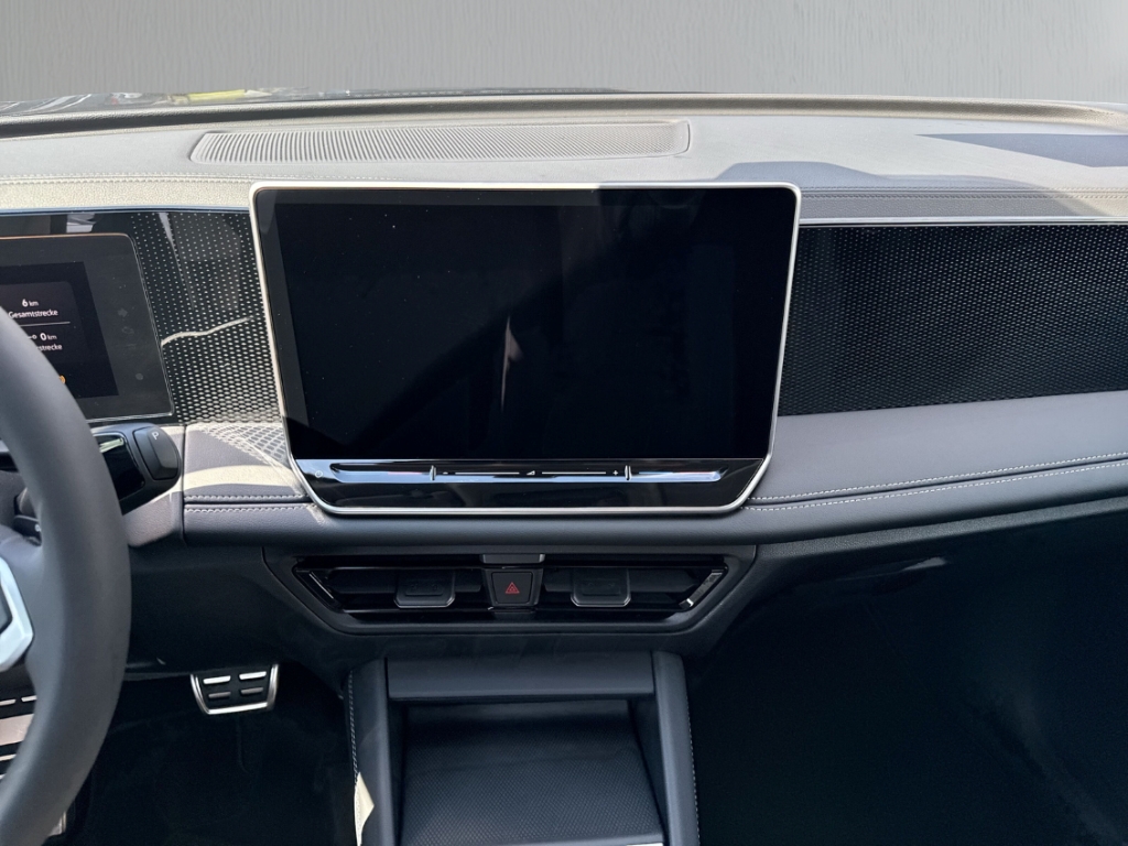 Fahrzeugabbildung Volkswagen Tiguan 1.5 eTSI DSG ENERGY LED AHK NAVI LM18 GJR